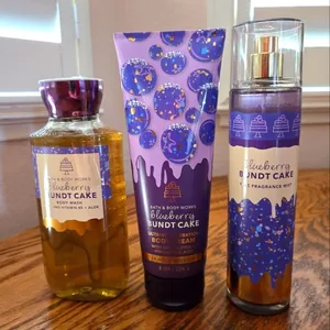 Bath & Body Works - Blueberry Bundt Cake Ultimate Hydration Body Cream - Shade 2