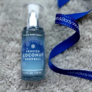 Bath & Body Works - Frosted Coconut Snowball Fine Fragrance Mist - Shade 2