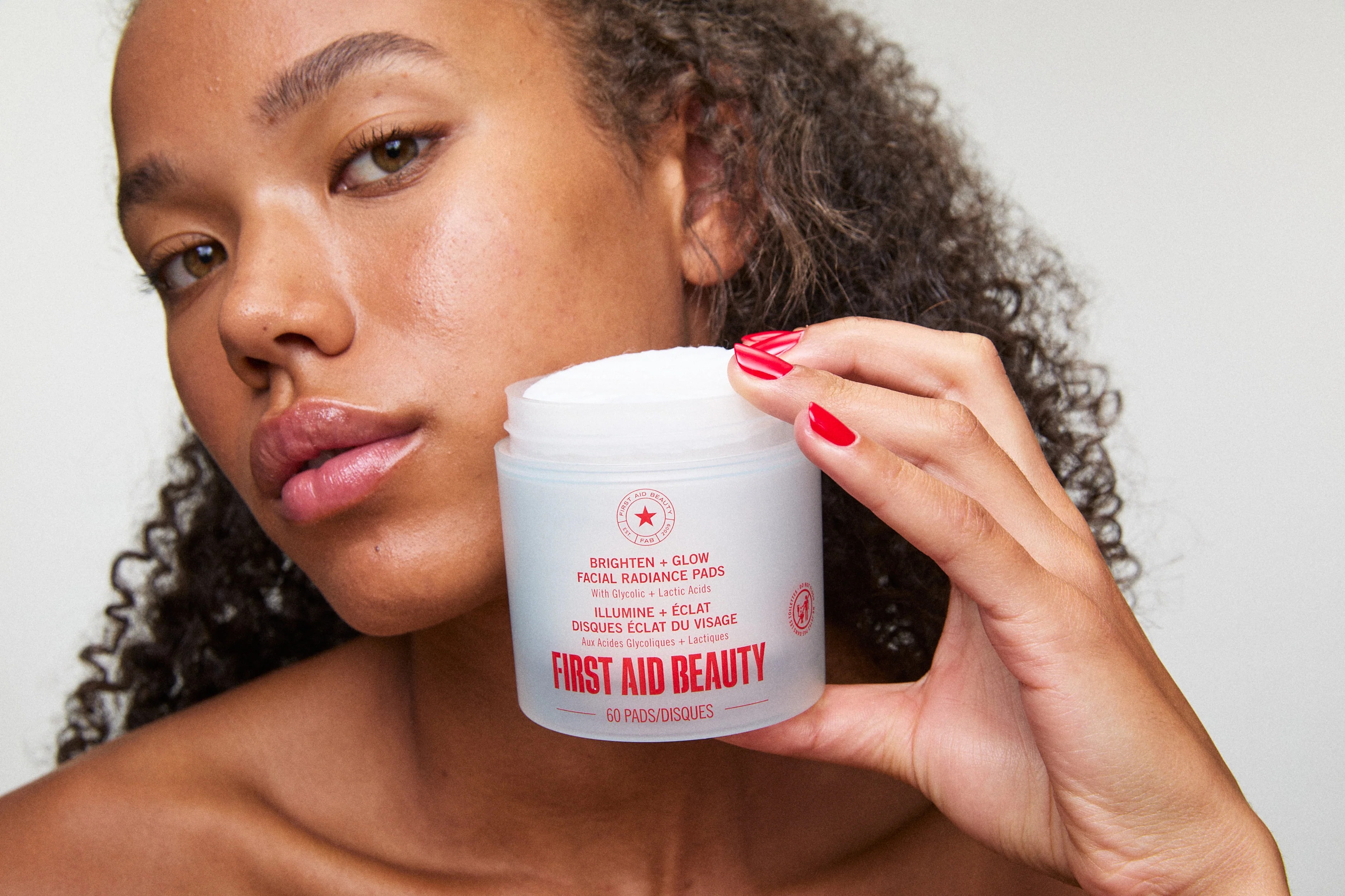 First Aid Beauty - Facial Radiance Pads - Shade 2